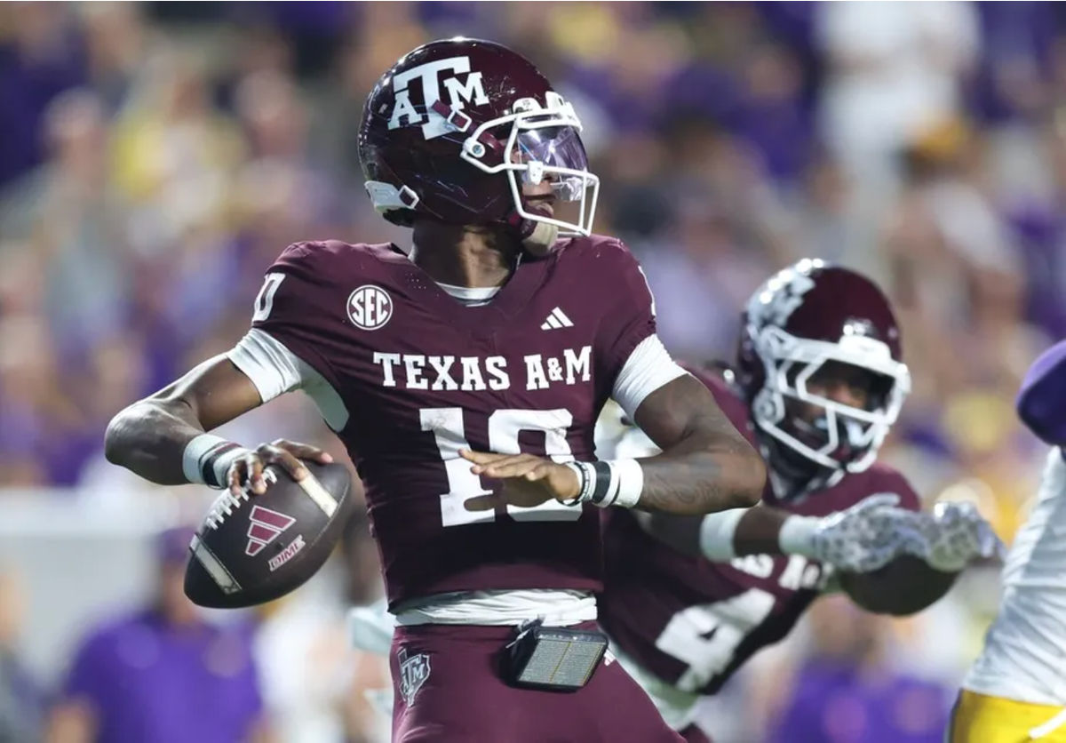 25 de octubre de 2025; Baton Rouge, Luisiana, EE. UU.; El mariscal de campo de los Texas A&M Aggies, Marcel Reed (10), se prepara para lanzar durante la primera mitad del partido contra los Louisiana State Tigers en el Tiger Stadium. Crédito obligatorio: Stephen Lew-Imagn Images