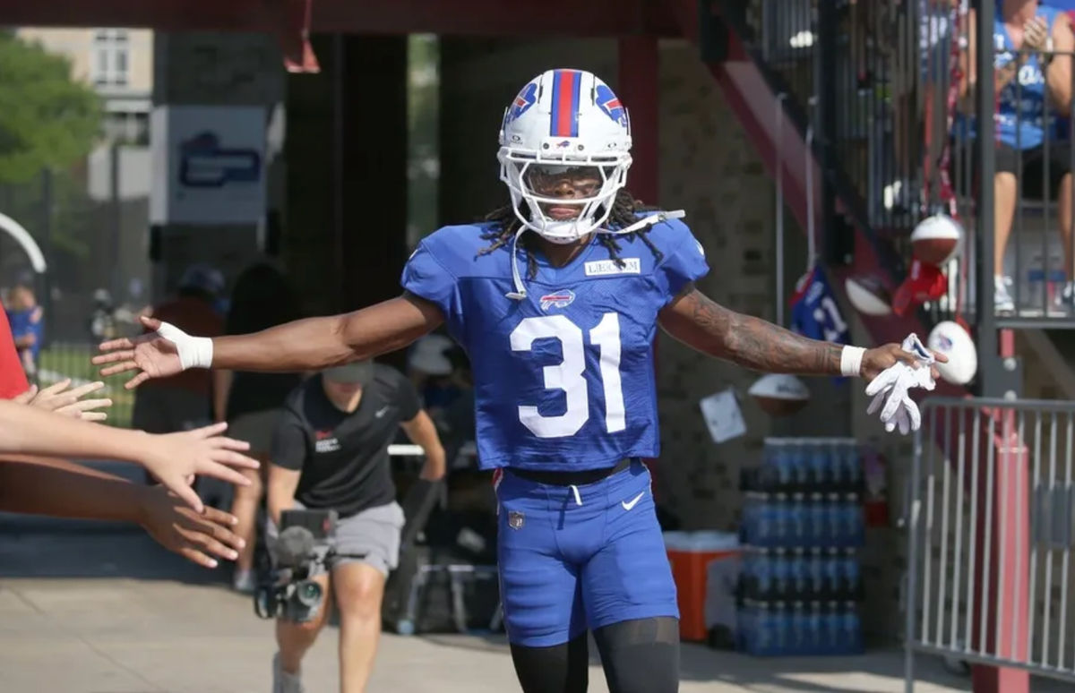 El novato de los Bills, el esquinero Maxwell Hairston, saluda a los aficionados mientras corre al campo durante el quinto día del campamento de entrenamiento de los Buffalo Bills en la Universidad St. John Fisher, el lunes 28 de julio de 2025 en Pittsford, Nueva York. FOTO: USA TODAY SPORTS IMAGES