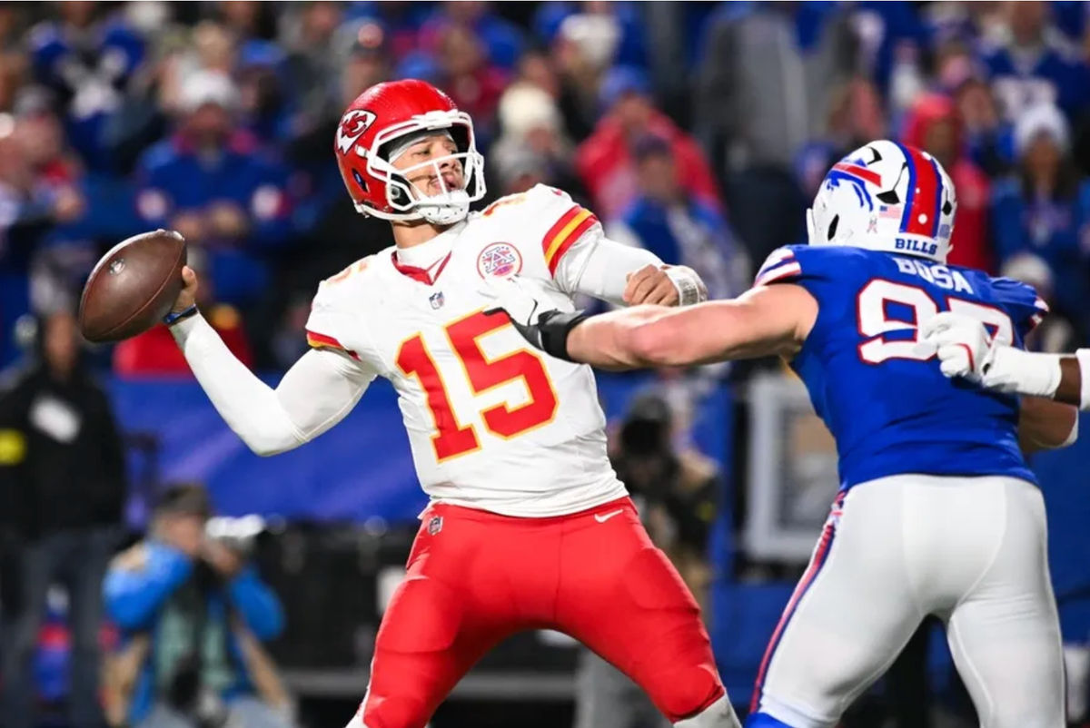 2 de noviembre de 2025; Orchard Park, Nueva York, EE. UU.; El mariscal de campo de los Kansas City Chiefs, Patrick Mahomes (15), lanza el balón en la segunda mitad del partido contra los Buffalo Bills en el Highmark Stadium. Crédito obligatorio: Mark Konezny-Imagn Images