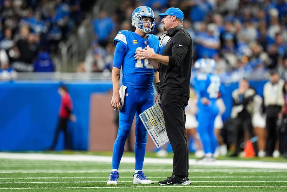 El mariscal de campo de los Detroit Lions, Jared Goff (16), habla con el entrenador en jefe Dan Campbell antes de una jugada contra los Green Bay Packers durante la segunda mitad en el Ford Field en Detroit el jueves 5 de diciembre de 2024.