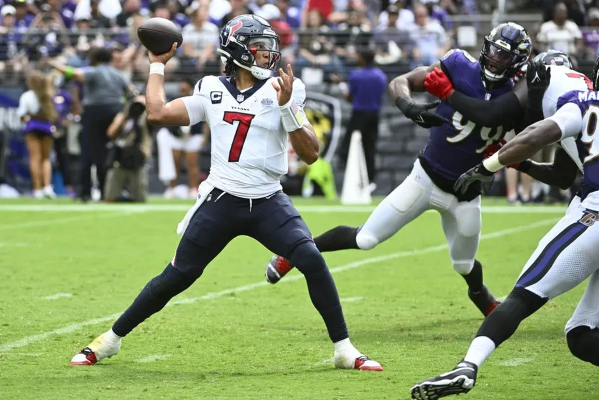 10 de septiembre de 2023; Baltimore, Maryland, EE. UU.; El mariscal de campo de los Houston Texans, C.J. Stroud (7), intenta un pase mientras el linebacker de los Baltimore Ravens, Odafe Oweh (99), lo presiona durante la segunda mitad en el M&T Bank Stadium. Crédito obligatorio: Brad Mills-Imagn Images