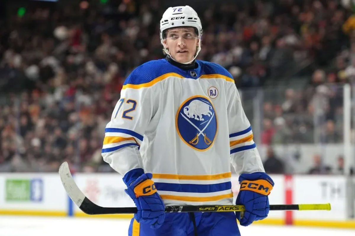 16 de diciembre de 2023; Tempe, Arizona, EE. UU.; El extremo derecho de los Buffalo Sabres, Tage Thompson (72), observa contra los Arizona Coyotes durante el primer período en el Mullett Arena. Créditos: Joe Camporeale-USA TODAY Sports