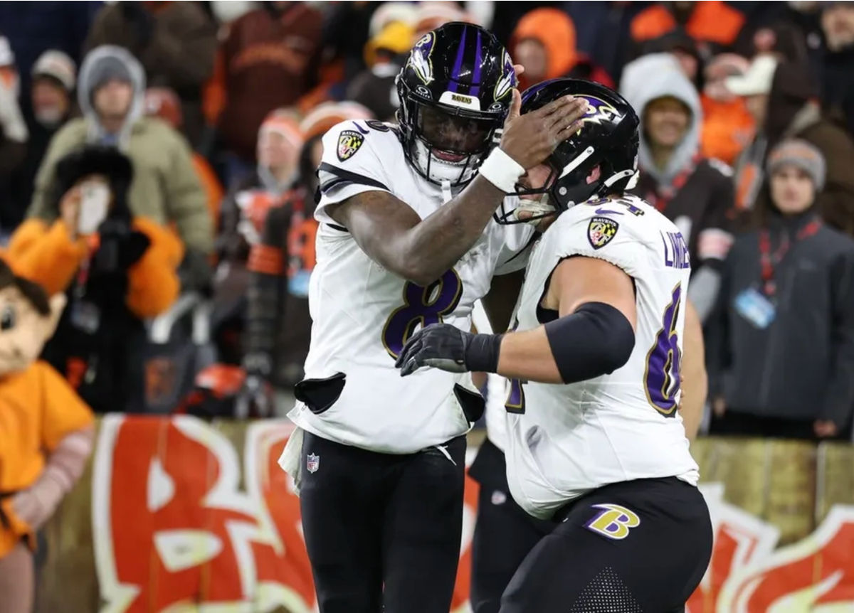 16 de noviembre de 2025; Cleveland, Ohio, EE. UU.; El mariscal de campo de los Baltimore Ravens, Lamar Jackson (8), y el centro Tyler Linderbaum (64), celebran un touchdown durante el último cuarto contra los Cleveland Browns en Huntington Bank Field. Crédito obligatorio: Scott Galvin-Imagn Images.