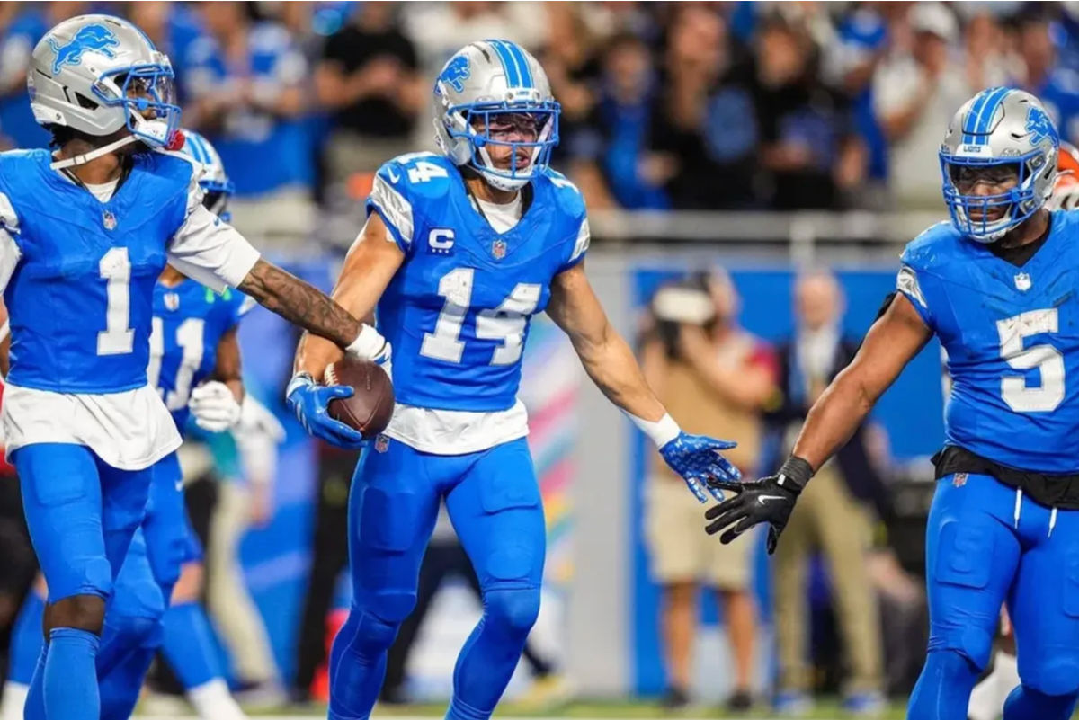 El receptor abierto de los Detroit Lions, Amon-Ra St. Brown (14), en el centro, celebra un touchdown contra los Cleveland Browns con el receptor abierto Jameson Williams (1), a la izquierda, y el corredor David Montgomery (5) durante la segunda mitad en el Ford Field de Detroit el domingo 28 de septiembre de 2025. FOTO: USA TODAY SPORTS IMAGES