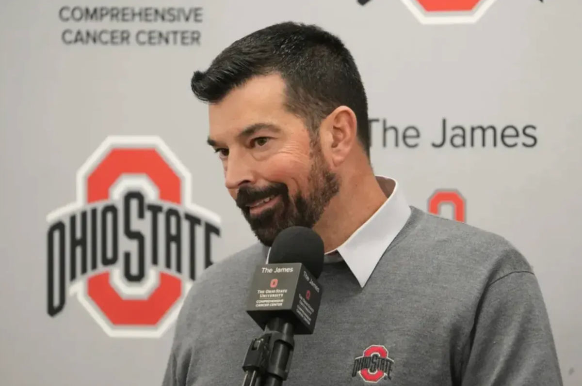 El entrenador de fútbol americano de la Universidad Estatal de Ohio, Ryan Day, habla con los medios el miércoles 4 de diciembre de 2024 tras la devastadora derrota ante Michigan por cuarto año consecutivo. La conferencia de prensa se celebró en la sala de reuniones del equipo de fútbol americano del Centro Atlético Woody Hayes en Columbus. FOTO: USA TODAY SPORTS IMAGES