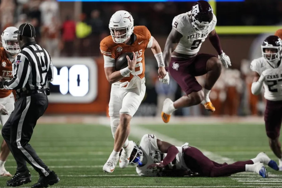 28 de noviembre de 2025; Austin, Texas, EE. UU.; El mariscal de campo de los Texas Longhorns, Arch Manning, mantiene el balón y corre para un touchdown durante la segunda mitad contra los Texas A&M Aggies en el Estadio Darrell K Royal-Texas Memorial. Crédito obligatorio: Scott Wachter-Imagn Images