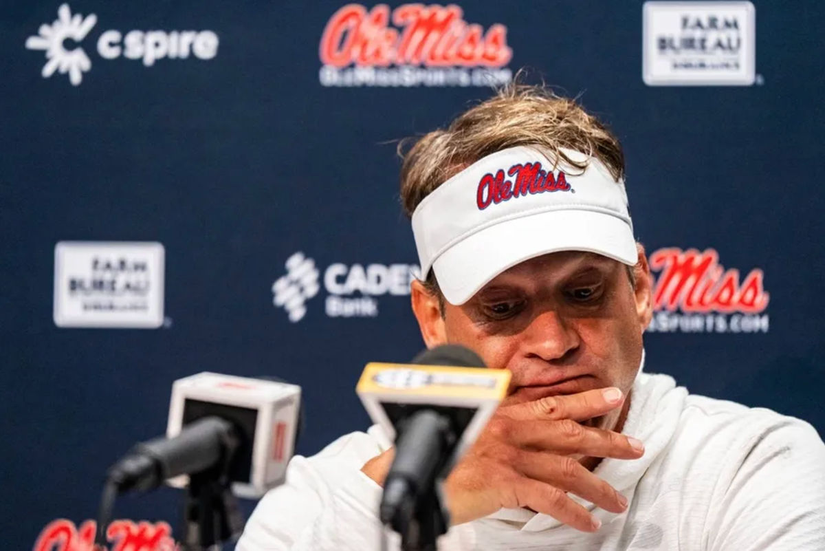 El entrenador en jefe de Ole Miss, Lane Kiffin, responde a las preguntas de la prensa tras el partido de fútbol americano universitario entre Mississippi State y Ole Miss en el Estadio Davis Wade de Starkville, Mississippi, el viernes 28 de noviembre de 2025. Ole Miss derrotó a Mississippi State 38-19 en el Egg Bowl. FOTO: USA TODAY SPORTS IMAGES