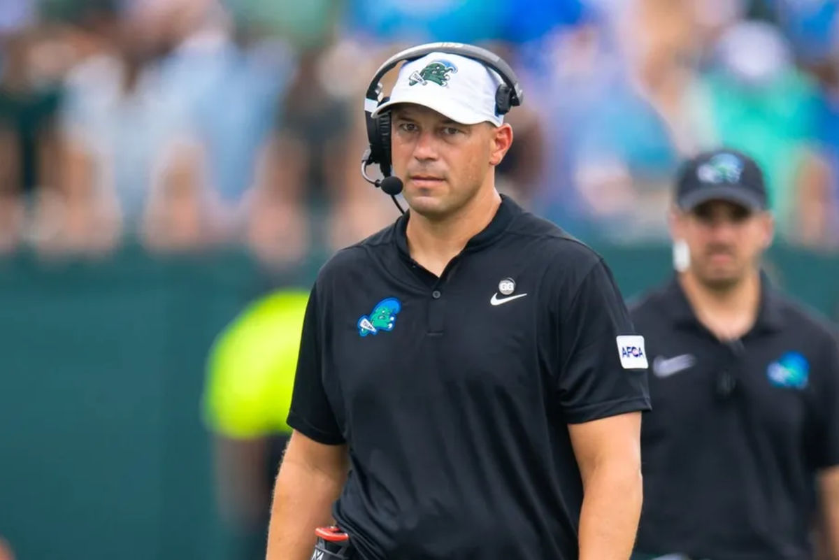 30 de agosto de 2025; Nova Orleans, Louisiana, EUA; o técnico do Tulane Green Wave, Jon Sumrall, observa o jogo contra o Northwestern Wildcats durante o primeiro tempo no Estádio Yulman. Crédito obrigatório: Stephen Lew-Imagn Images