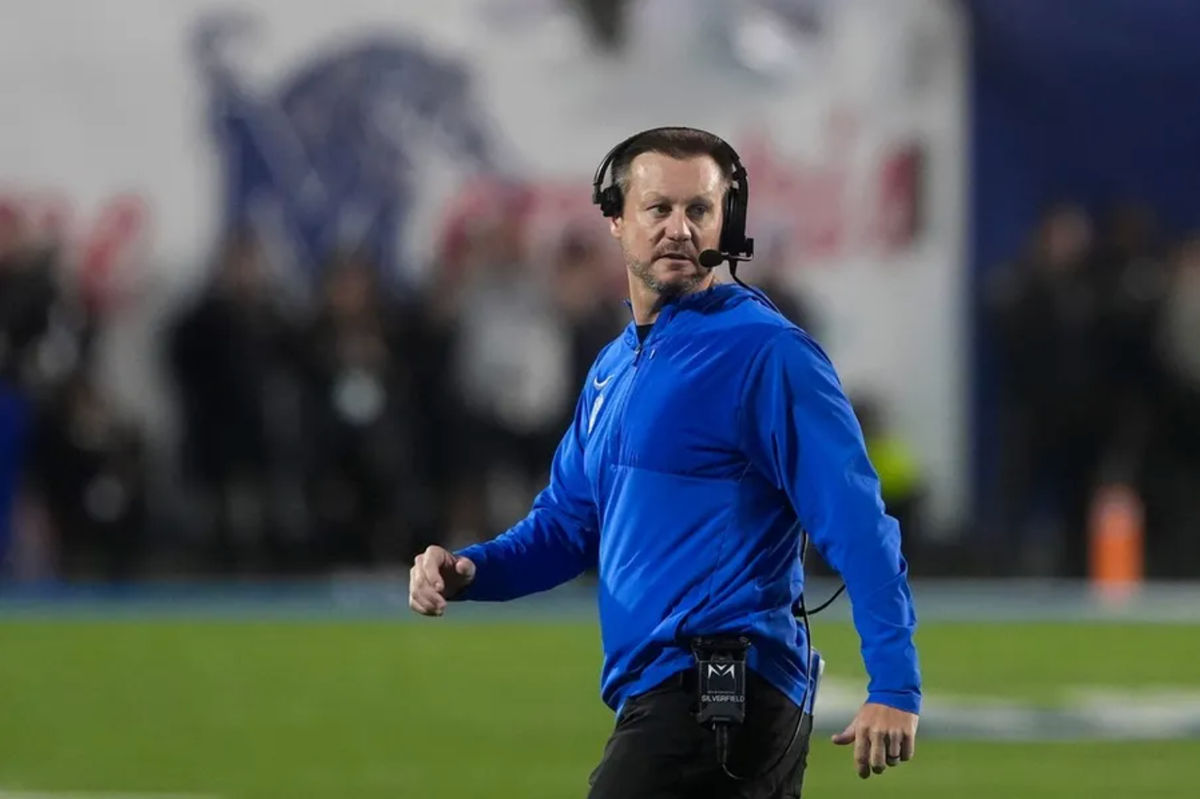 O técnico do Memphis, Ryan Silverfield, caminha para a lateral do campo após um pedido de tempo durante o jogo entre Memphis e Tulane no Simmons Bank Liberty Stadium em Memphis, Tennessee, em 7 de novembro de 2025. FOTO: USA TODAY SPORTS IMAGES