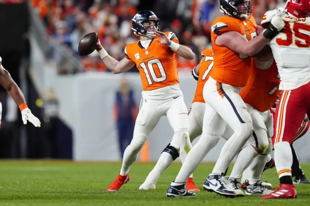 16 de noviembre de 2025; Denver, Colorado, EE. UU.; El mariscal de campo de los Denver Broncos, Bo Nix (10), se prepara para lanzar en el último cuarto contra los Kansas City Chiefs en el Empower Field de Mile High. Crédito obligatorio: Ron Chenoy-Imagn Images