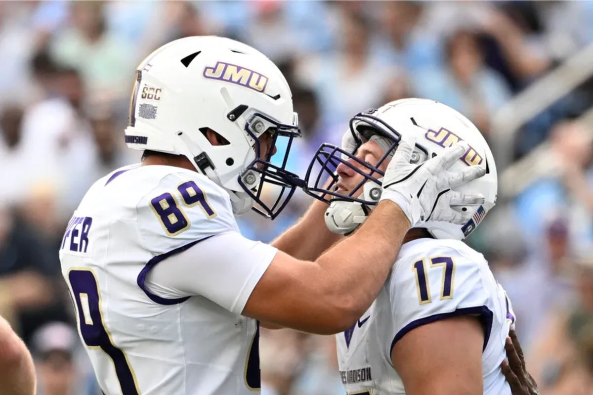 21 de septiembre de 2024; Chapel Hill, Carolina del Norte, EE. UU.; El ala cerrada de los James Madison Dukes, Taylor Thompson (17), reacciona con el ala cerrada Josh Phifer (89) tras anotar un touchdown en el segundo cuarto en el Kenan Memorial Stadium. Crédito obligatorio: Bob Donnan-Imagn Images
