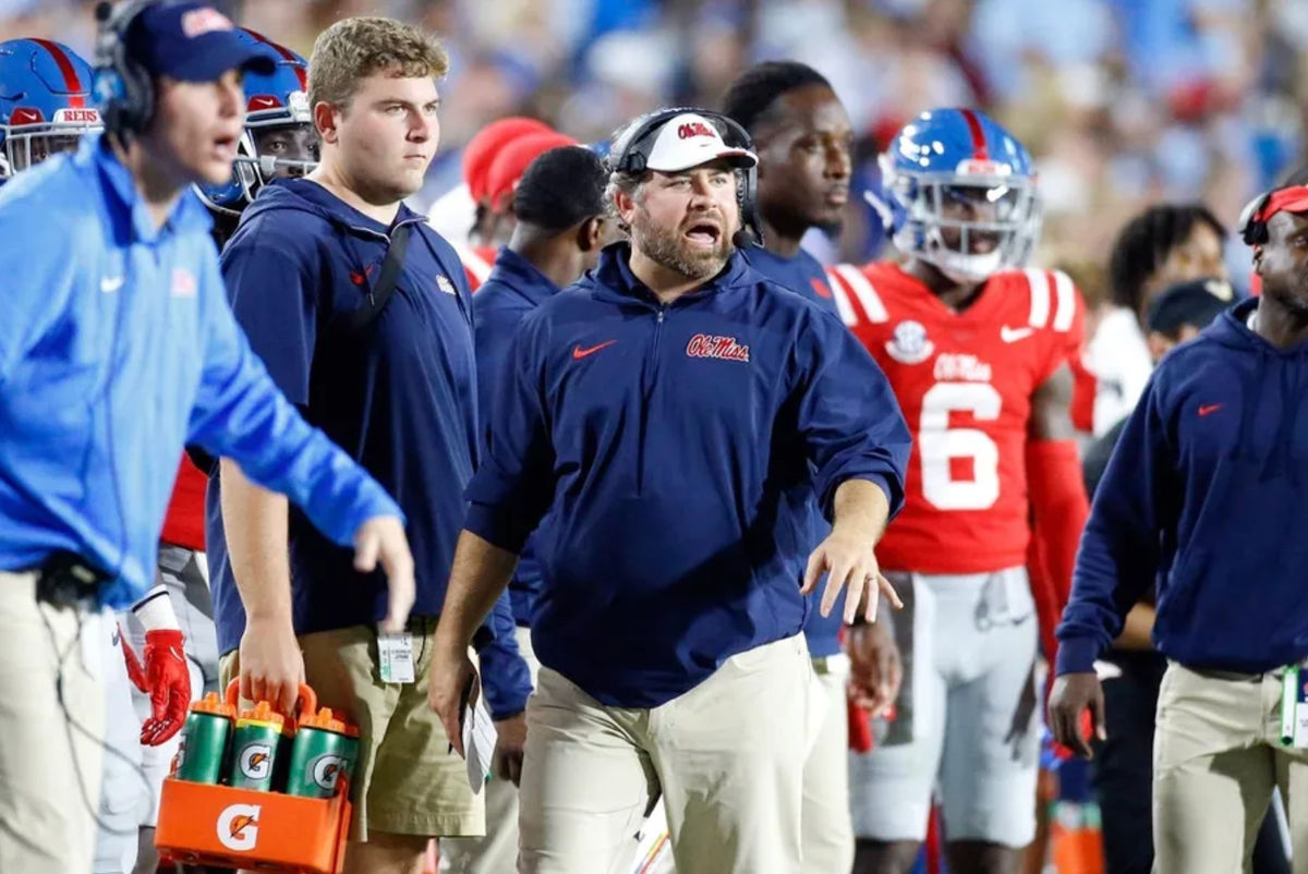 28 de octubre de 2023; Oxford, Misisipi, EE. UU.; El coordinador defensivo de los Mississippi Rebels, Pete Golding, observa desde la banda durante la primera mitad contra los Vanderbilt Commodores en el Estadio Vaught-Hemingway. Crédito obligatorio: Petre Thomas-Imagn Images