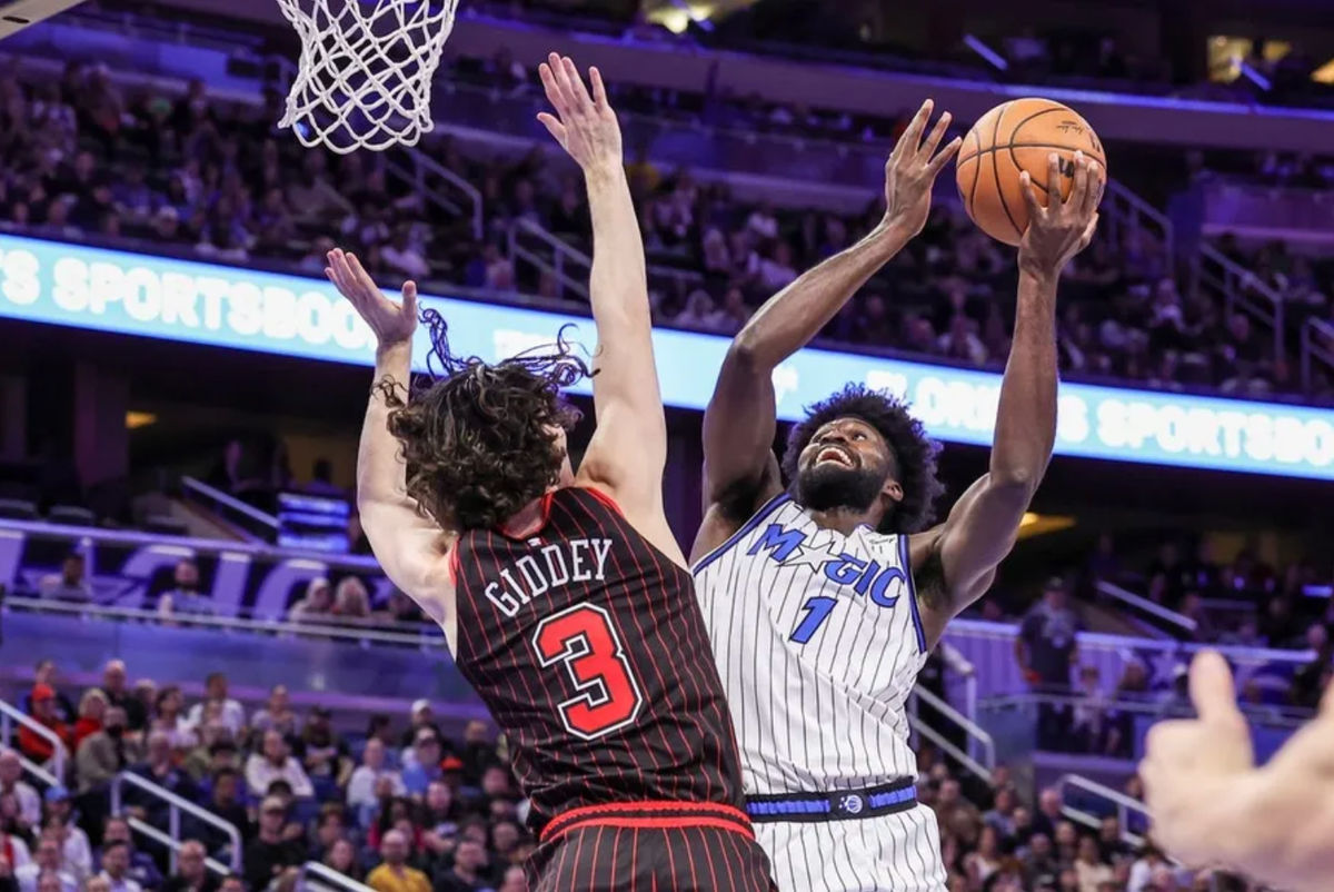 1 de diciembre de 2025; Orlando, Florida, EE. UU.; El alero del Orlando Magic, Jonathan Isaac (1), se lanza a la canasta contra el base de los Chicago Bulls, Josh Giddey (3), durante el segundo cuarto en el Kia Center. Crédito obligatorio: Mike Watters-Imagn Images