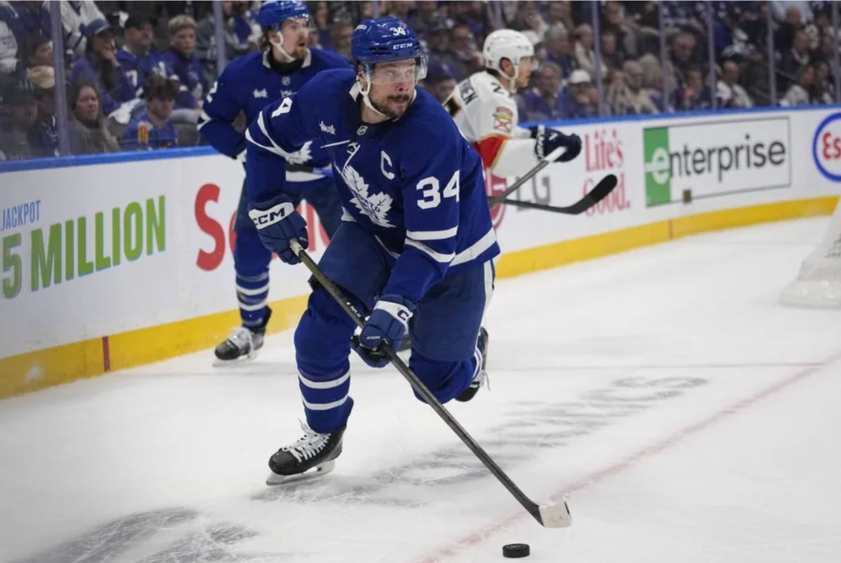 14 de mayo de 2025; Toronto, Ontario, Canadá; El delantero de los Toronto Maple Leafs, Auston Matthews (34), lleva el disco contra los Florida Panthers durante el segundo periodo del quinto partido de la segunda ronda de los Playoffs de la Copa Stanley 2025 en el Scotiabank Arena. Crédito obligatorio: John E. Sokolowski-Imagn Images.