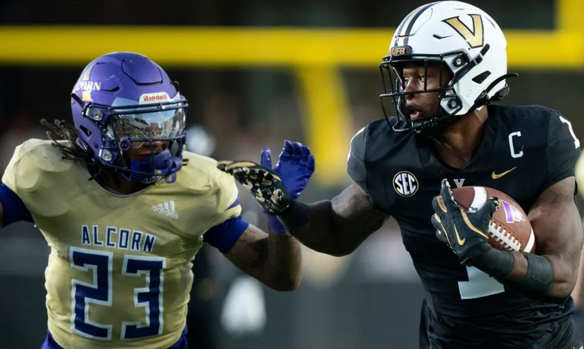 El apoyador de los Alcorn State Braves, Lannen Moore (23), intenta derribar al safety de los Vanderbilt Commodores, CJ Taylor (1), durante su juego de la Conferencia Atlética del Sureste en el FirstBank Stadium en Nashville, Tennessee, el sábado 7 de septiembre de 2024.