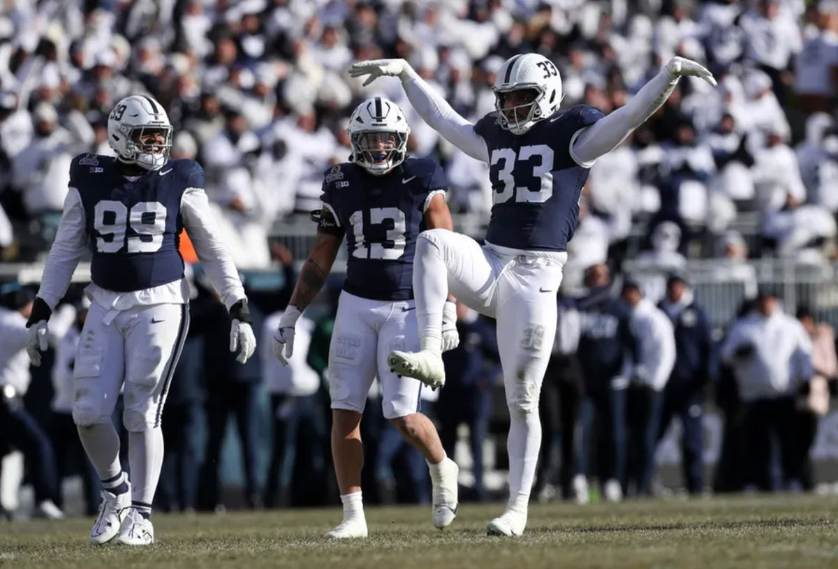21 de diciembre de 2024; University Park, Pensilvania, EE. UU.; El ala defensiva de los Penn State Nittany Lions, Dani Dennis-Sutton (33), reacciona tras una captura sobre el mariscal de campo de los Southern Methodist Mustangs, Kevin Jennings (no aparece en la foto), durante el segundo cuarto de la primera ronda de los Playoffs de Fútbol Americano Universitario en el Estadio Beaver. Crédito obligatorio: Matthew O'Haren-Imagn Images.