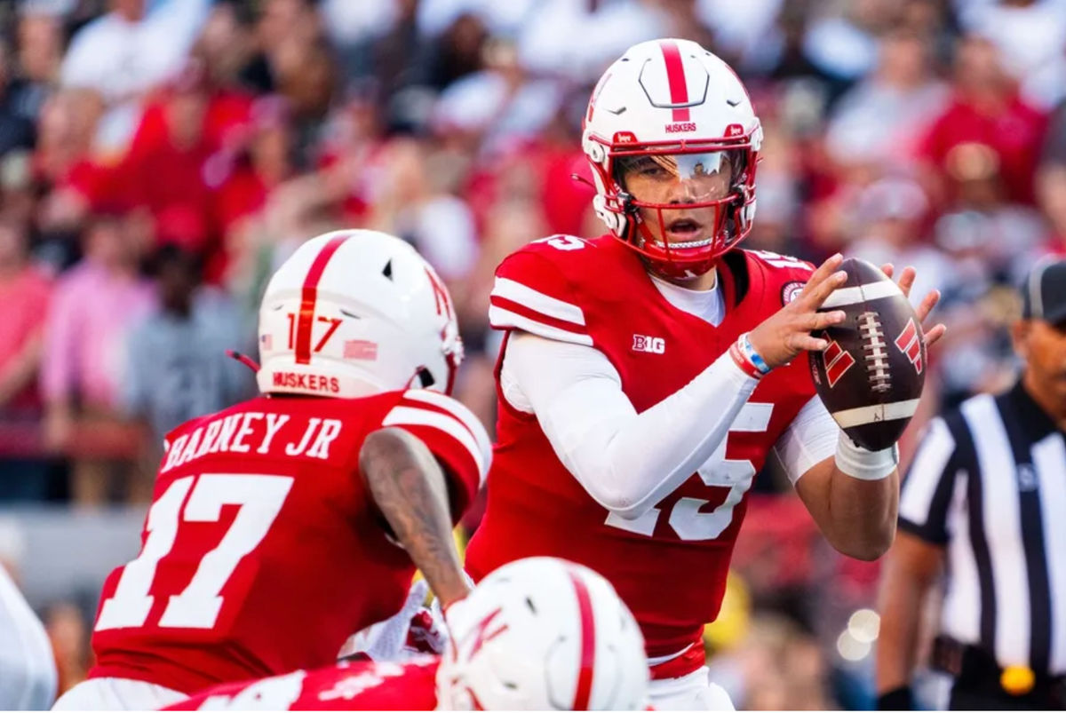 7 de septiembre de 2024; Lincoln, Nebraska, EE. UU.; El mariscal de campo de los Nebraska Cornhuskers, Dylan Raiola (15), entrega el balón al receptor Jacory Barney Jr. (17) contra los Colorado Buffaloes durante el primer cuarto en el Memorial Stadium. Crédito obligatorio: Dylan Widger-Imagn Images