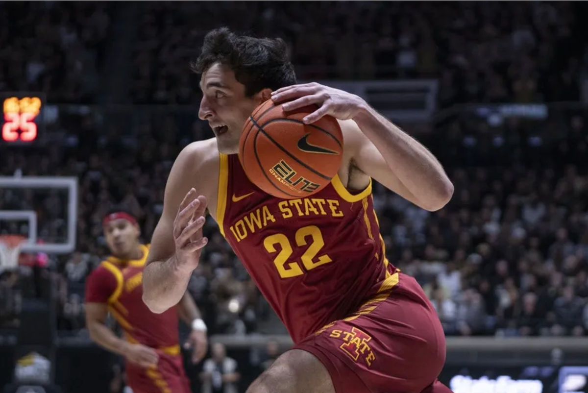 6 de diciembre de 2025; West Lafayette, Indiana, EE. UU.; El delantero de los Iowa State Cyclones, Milan Momcilovic (22), dribla el balón durante la primera mitad contra los Purdue Boilermakers en el Mackey Arena. Crédito obligatorio: Jacob Musselman-Imagn Images