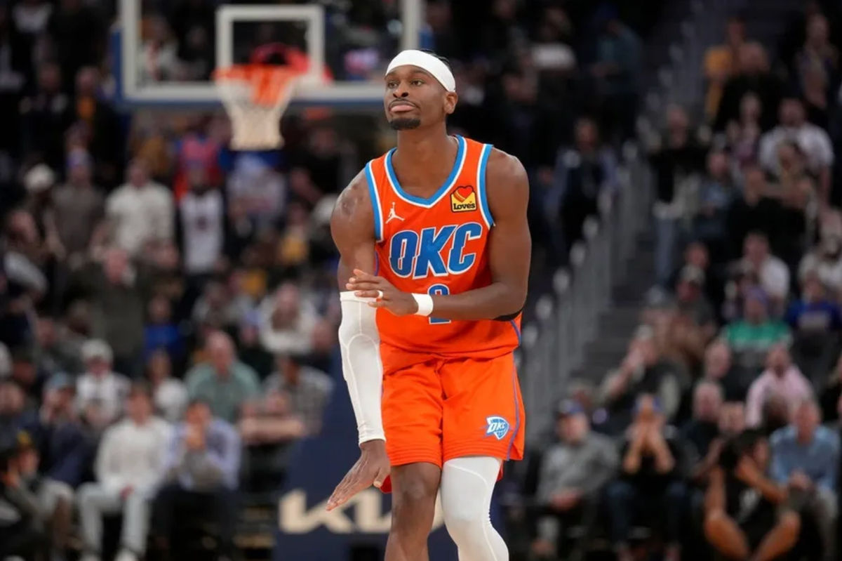 2 de dezembro de 2025; São Francisco, Califórnia, EUA; O armador do Oklahoma City Thunder, Shai Gilgeous-Alexander (2), comemora após marcar uma cesta contra o Golden State Warriors no quarto período no Chase Center. Crédito obrigatório: Cary Edmondson-Imagn Images