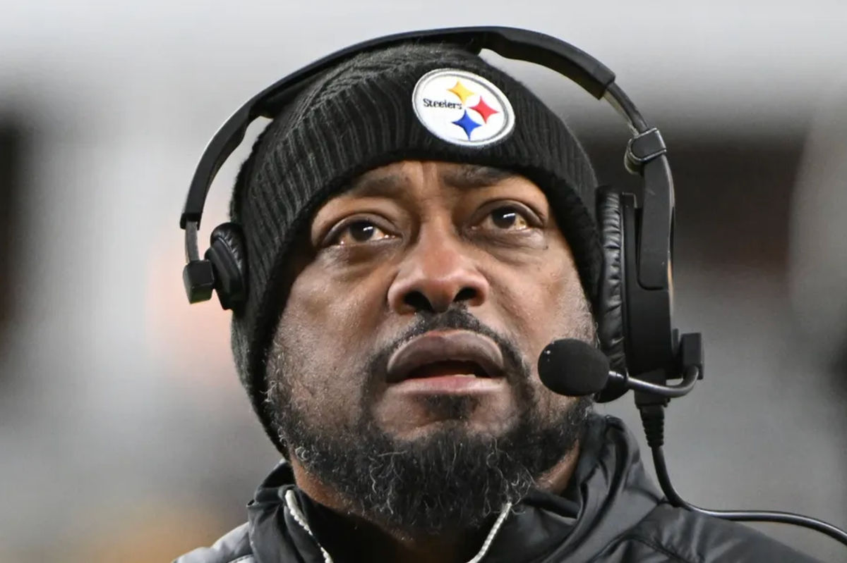Jan 4, 2025; Pittsburgh, Pennsylvania, USA; Pittsburgh Steelers head coach Mike Tomlin looks at the scoreboard against the Cincinnati Bengals during the second quarter at Acrisure Stadium. Mandatory Credit: Barry Reeger-Imagn Images