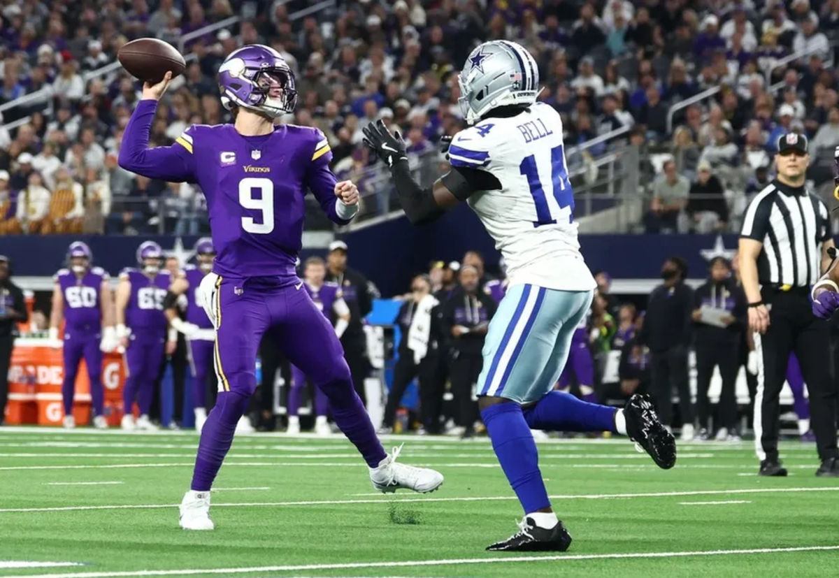 14. decembra 2025; Arlington, Texas, USA; Bezpečnosť Dallas Cowboys Markquese Bell (14) tlačí počas druhého polčasu na AT&T Stadium obrancu Minnesoty Vikings JJ McCarthyho (9). Povinný kredit: Kevin Jairaj-Imagn Images