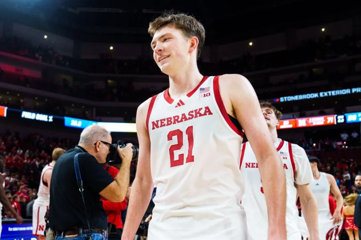 7 de dezembro de 2025; Lincoln, Nebraska, EUA; O ala do Nebraska Cornhuskers, Pryce Sandfort (21), reage ao sair da quadra após derrotar o Creighton Bluejays na Pinnacle Bank Arena. Crédito obrigatório: Dylan Widger-Imagn Images