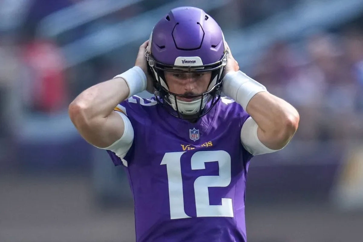 O quarterback do Minnesota Vikings, Max Brosmer (12), entra em campo no quarto período da partida da Semana 3 da NFL entre o Minnesota Vikings e o Cincinnati Bengals no U.S. Bank Stadium em Minneapolis no domingo, 21 de setembro de 2025. Os Vikings venceram por 48 a 10.
