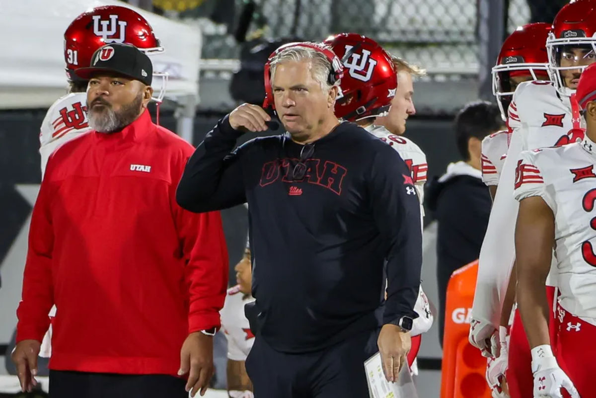 29 de novembro de 2024; Orlando, Flórida, EUA; O técnico do Utah Utes, Kyle Whittingham, observa o jogo durante o segundo tempo contra o UCF Knights no FBC Mortgage Stadium. Crédito obrigatório: Mike Watters-Imagn Images