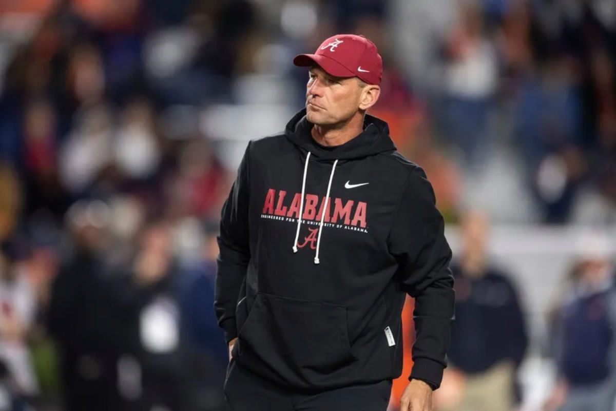 O técnico do Alabama Crimson Tide, Kalen DeBoer, observa o aquecimento antes do jogo entre Auburn Tigers e Alabama Crimson Tide no Jordan-Hare Stadium em Auburn, Alabama, no sábado, 29 de novembro de 2025.