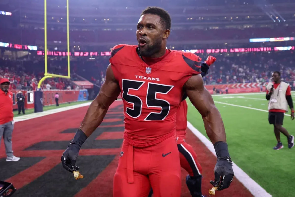 20 de noviembre de 2025; Houston, Texas, EE. UU.; La ala defensiva de los Houston Texans, Danielle Hunter (55), celebra tras derrotar a los Buffalo Bills en el NRG Stadium. Crédito obligatorio: Troy Taormina-Imagn Images