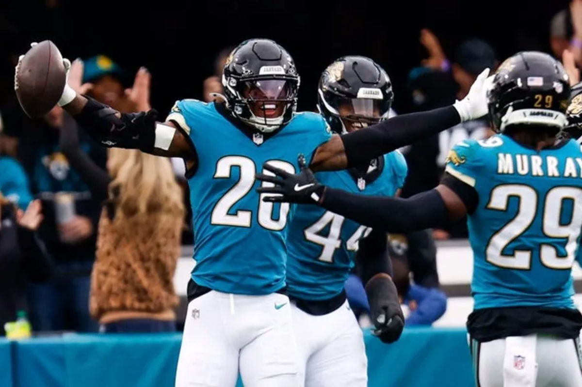 El safety de los Jacksonville Jaguars, Antonio Johnson (26), celebra una intercepción para touchdown durante el segundo cuarto de un partido de fútbol americano de la NFL en el EverBank Stadium, el domingo 4 de enero de 2026, en Jacksonville, Florida. [Doug Engle/Florida Times-Union]