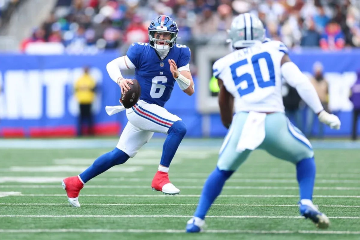 4 de enero de 2026; East Rutherford, Nueva Jersey, EE. UU.; El mariscal de campo de los New York Giants, Jaxson Dart (6), se escapa mientras el linebacker de los Dallas Cowboys, Shemar James (50), defiende durante el segundo cuarto en el MetLife Stadium. Crédito obligatorio: Vincent Carchietta-Imagn Images