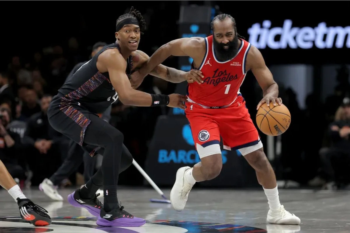 9 de enero de 2026; Brooklyn, Nueva York, EE. UU.; El base de Los Angeles Clippers, James Harden (1), controla el balón contra el base de los Brooklyn Nets, Terance Mann (14), durante el segundo cuarto en el Barclays Center. Crédito obligatorio: Brad Penner-Imagn Images