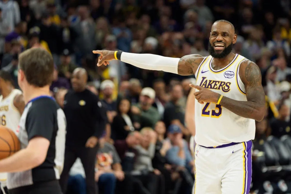 14 de diciembre de 2025; Phoenix, Arizona, EE. UU.; El delantero de Los Angeles Lakers, LeBron James (23), reacciona tras una falta durante la segunda mitad del partido contra los Phoenix Suns en el Mortgage Matchup Center. Crédito obligatorio: Allan Henry-Imagn Images.