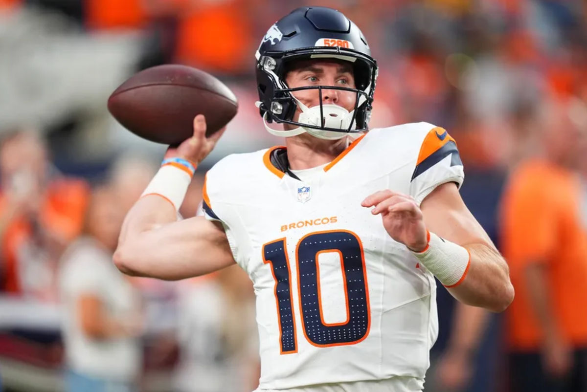 18 de agosto de 2024; Denver, Colorado, EE. UU.; El mariscal de campo de los Denver Broncos, Bo Nix, calienta en el primer cuarto contra los Green Bay Packers en el Empower Field de Mile High. Crédito obligatorio: Ron Chenoy - USA TODAY Sports