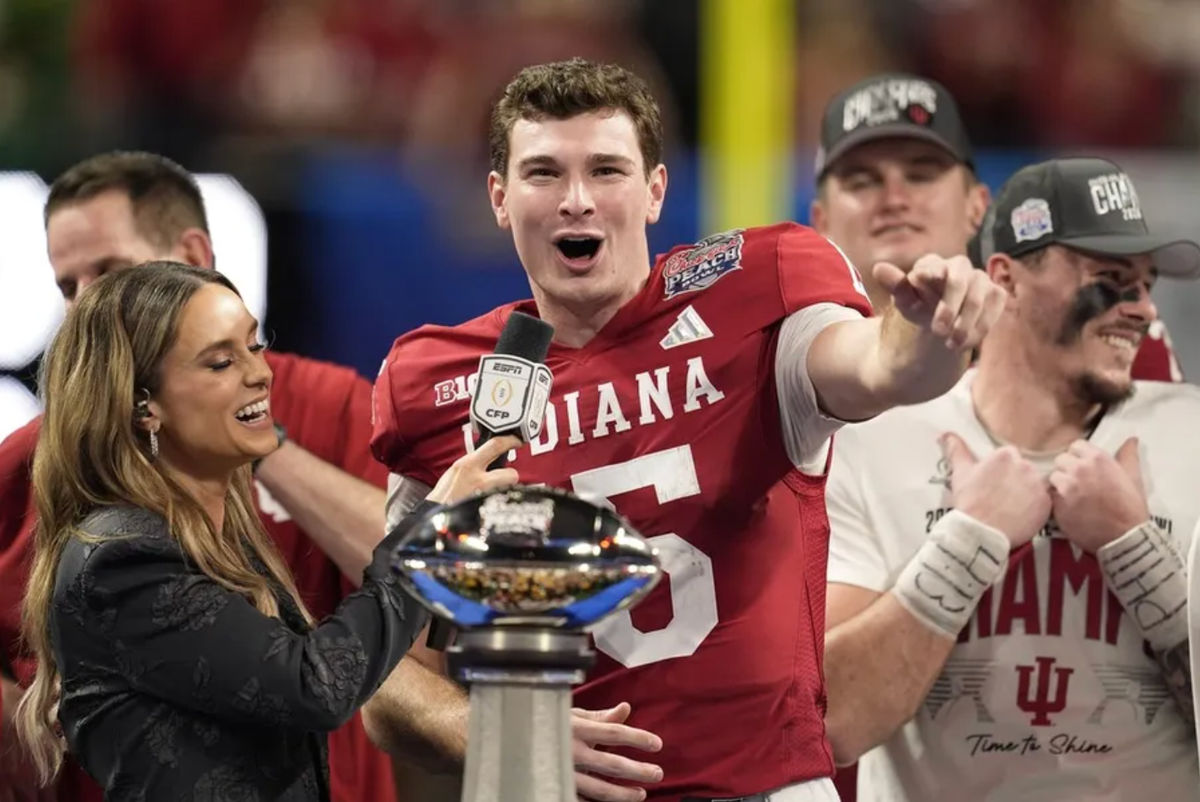 9 de enero de 2026; Atlanta, GA, EE. UU.; El mariscal de campo de los Indiana Hoosiers, Fernando Mendoza (15), reacciona tras el Peach Bowl 2025 y la semifinal de los College Football Playoffs en el Estadio Mercedes-Benz. Crédito obligatorio: Dale Zanine-Imagn Images