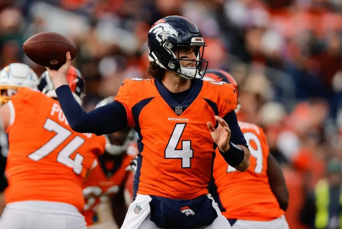 31 de diciembre de 2023; Denver, Colorado, EE. UU.; El mariscal de campo de los Denver Broncos, Jarrett Stidham (4), intenta un pase en el primer cuarto contra Los Angeles Chargers en el Empower Field de Mile High. Créditos: Isaiah J. Downing-USA TODAY Sports