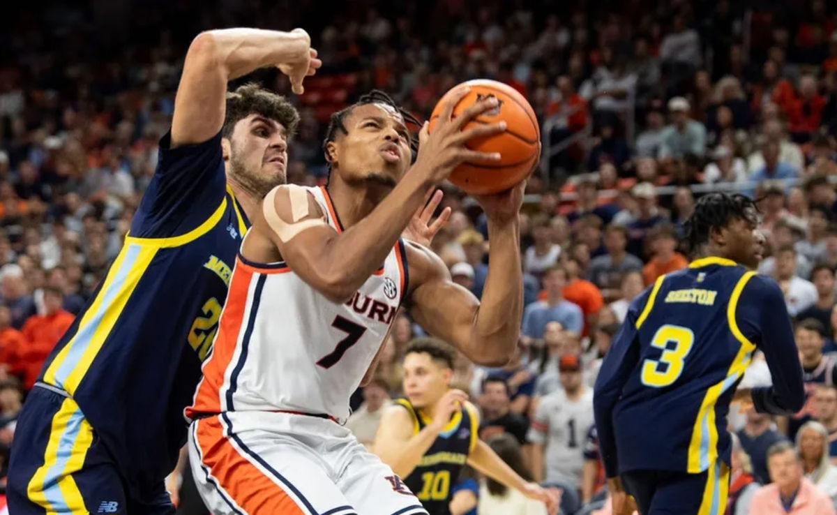 Auburn Tigers forward Keyshawn Hall (7) looks to go up as Auburn Tigers take on Merrimack Warriors at Neville Arena in Auburn, Ala. on Thursday, Nov. 6, 2025. Auburn Tigers lead Merrimack Warriors 39-22 at halftime.