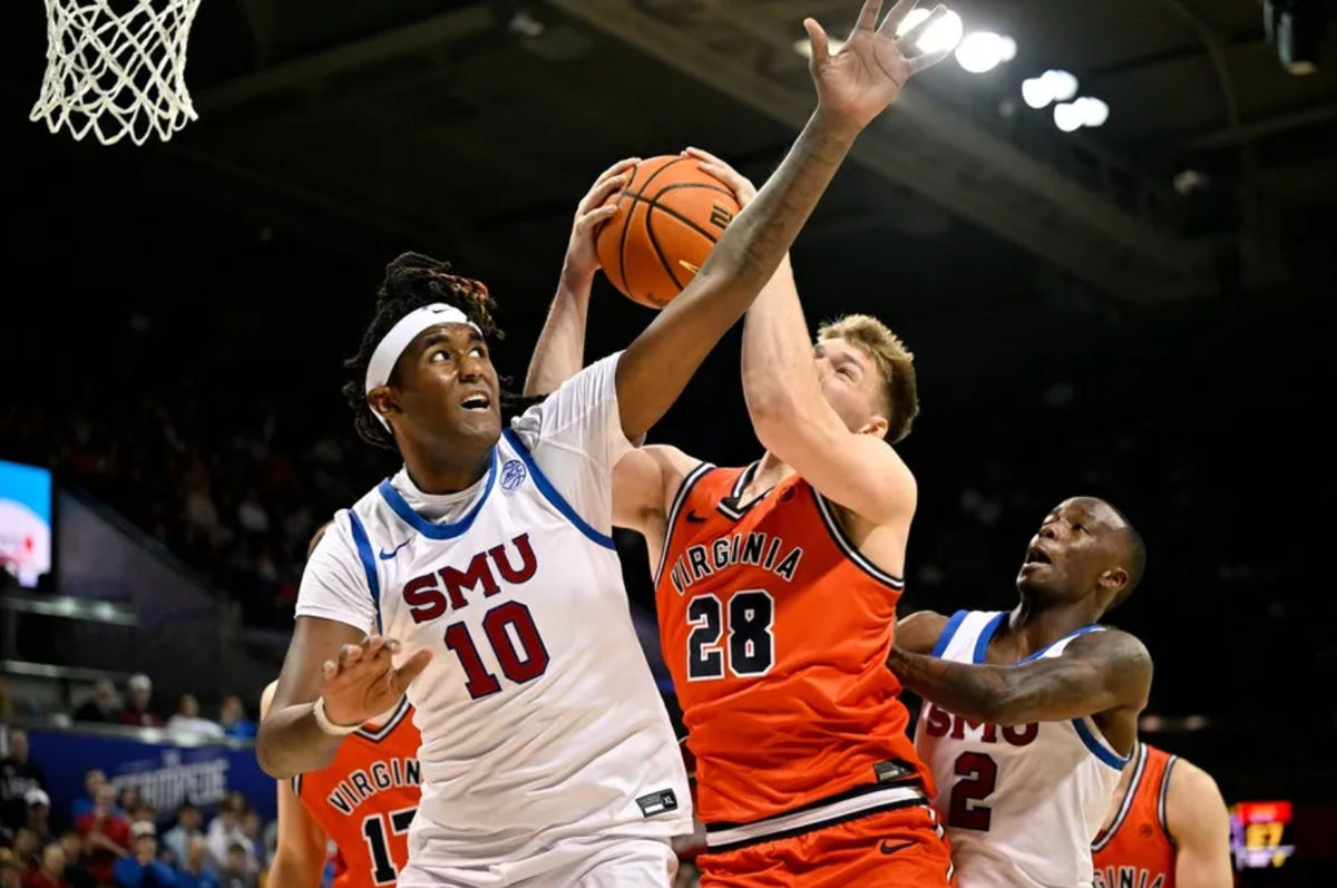 17. januára 2026; Dallas, Texas, USA; Center SMU Mustangs Jaden Toombs (10) a útočník Virginie Cavaliers Thijs de Ridder (28) bojujú o odskok počas prvého polčasu v Moody Coliseum. Povinný kredit: Jerome Miron-Imagn Images