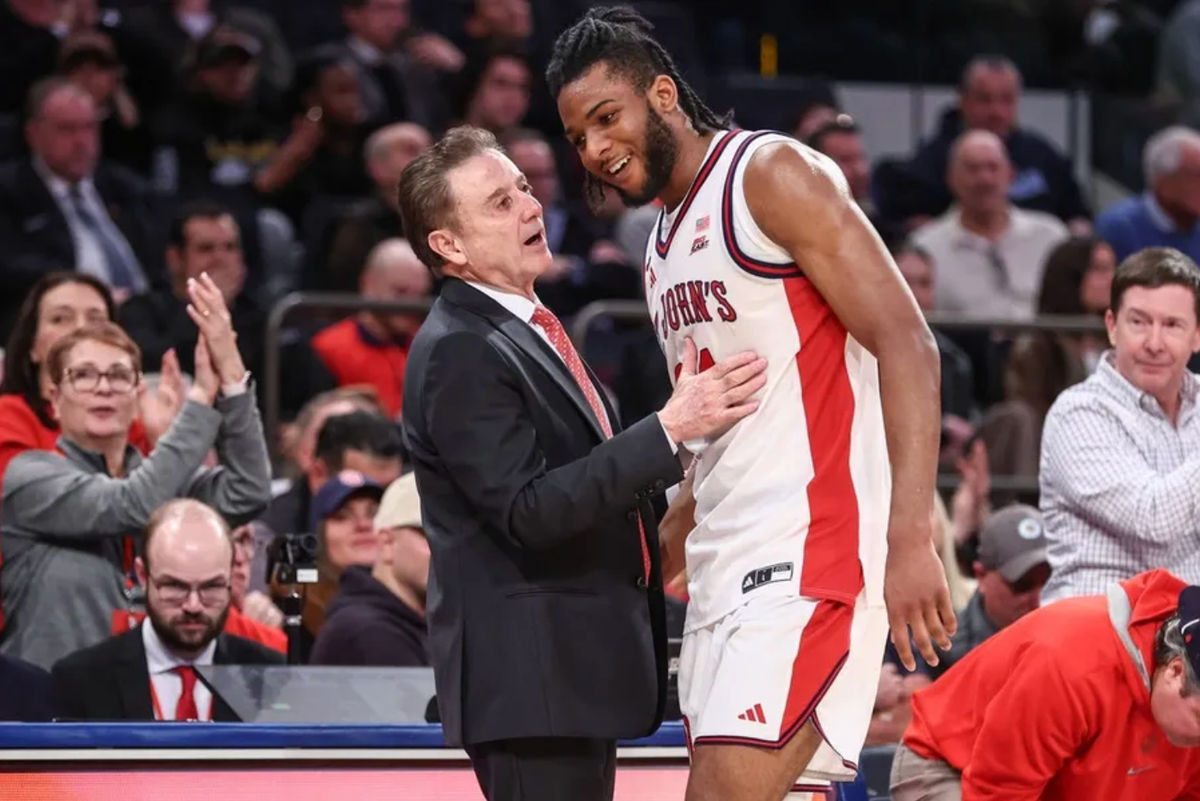 13. januára 2026; New York, New York, USA; Hlavný tréner St. John's Red Storm Rick Pitino víta útočníka Zubyho Ejiofora (24) po tom, čo ho vystriedal mimo hry v druhom polčase proti Marquette Golden Eagles v Madison Square Garden Povinné uznanie: Wendell Cruz-Imagn Images