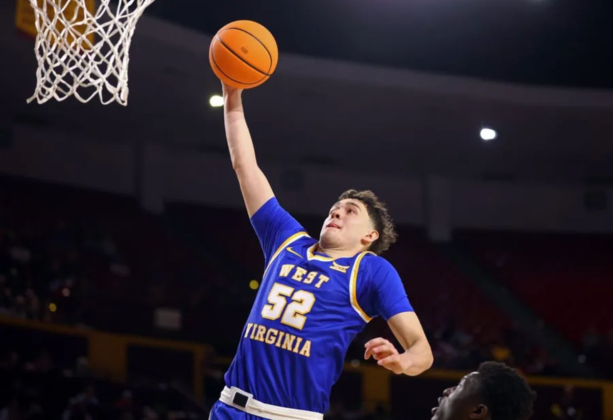 21. januára 2026; Tempe, Arizona, USA; Útočník West Virginia Mountaineers Treysen Eaglestaff (52) si v prvom polčase v Desert Financial Arena namočil loptu proti Arizona State Sun Devils. Povinný kredit: Mark J. Rebilas-Imagn Images