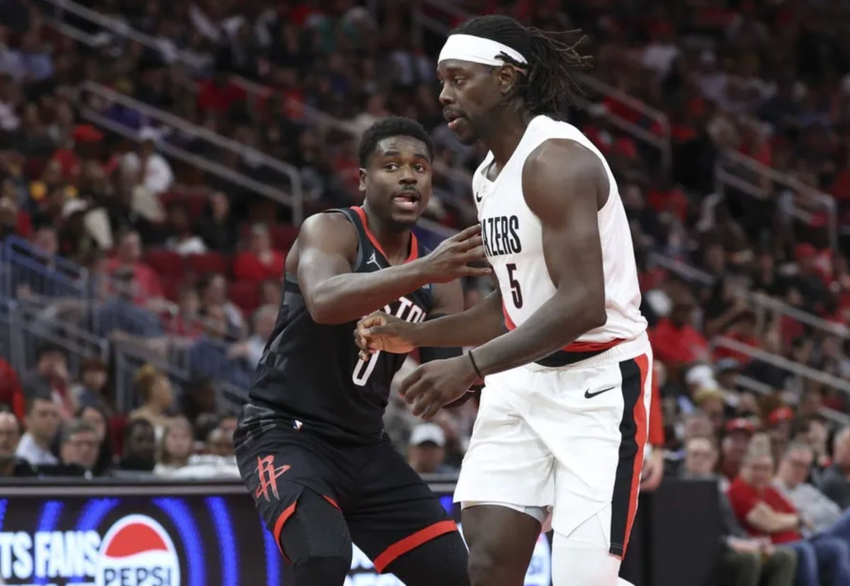 14 de noviembre de 2025; Houston, Texas, Estados Unidos; El guardia de Houston Rockets Aaron Holiday (0) defiende contra Portland Trail Blazers Jrue Holiday (5) durante el tercer cuarto en el Toyota Center. Crédito obligatorio: Troy Taormina-Images Imágenes
