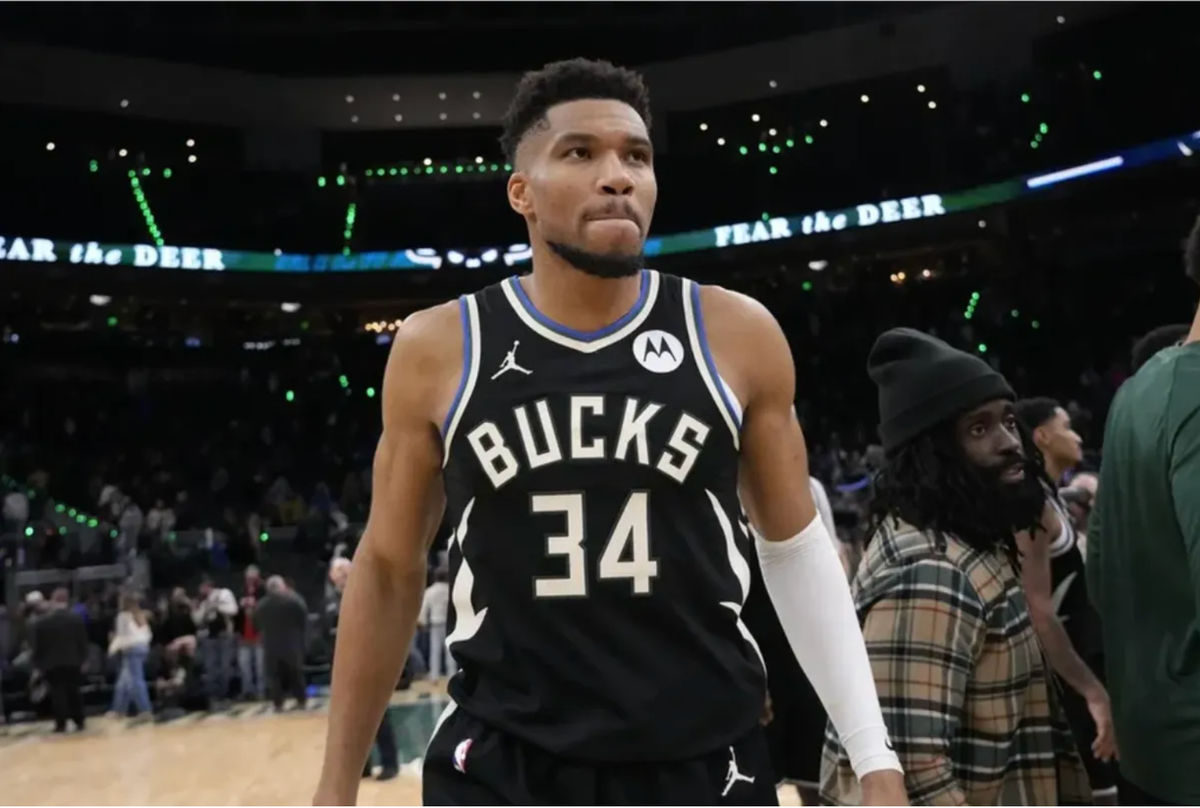 23 de enero de 2026; Milwaukee, Wisconsin, EE. UU.; El alero de los Milwaukee Bucks, Giannis Antetokounmpo (34), abandona la cancha tras el partido contra los Denver Nuggets en el Fiserv Forum. Crédito obligatorio: Jeff Hanisch-Imagn Images