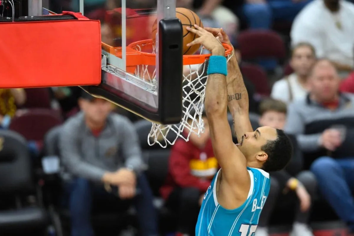 14 de abril de 2024; Cleveland, Ohio, EUA; O armador do Charlotte Hornets, Amari Bailey (10), faz uma enterrada no quarto período contra o Cleveland Cavaliers na Rocket Mortgage FieldHouse. Crédito obrigatório: David Richard-Imagn Images