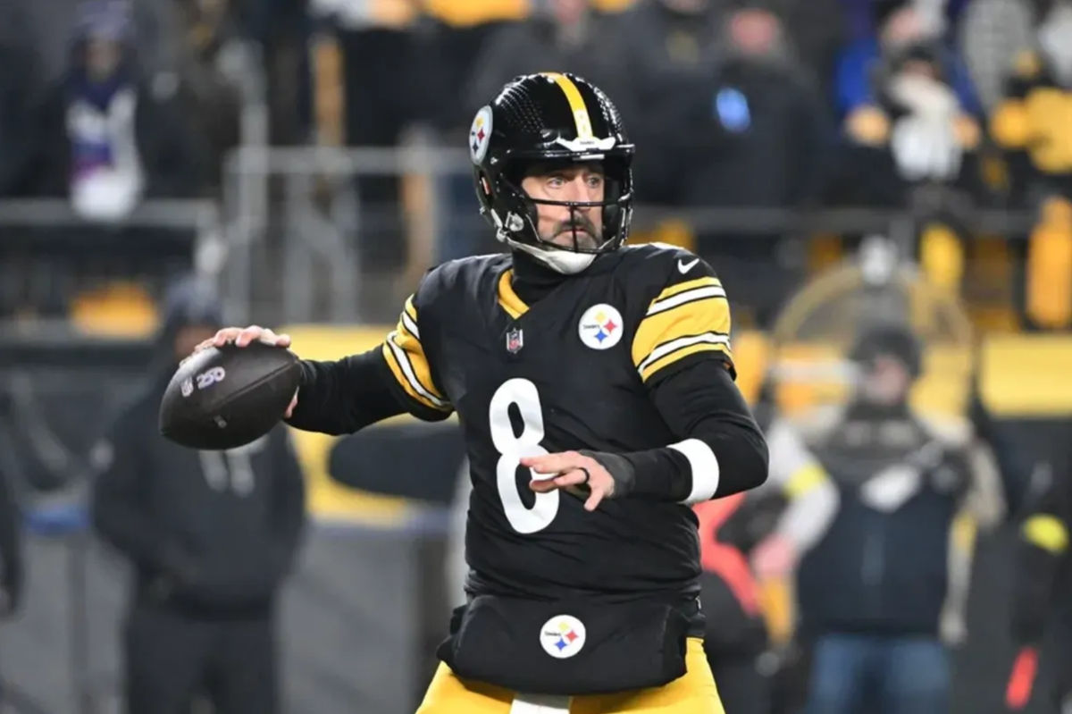 4 de janeiro de 2026; Pittsburgh, Pensilvânia, EUA; O quarterback do Pittsburgh Steelers, Aaron Rodgers (8), recua para passar a bola contra o Baltimore Ravens durante o primeiro tempo no Acrisure Stadium. Crédito obrigatório: Barry Reeger-Imagn Images