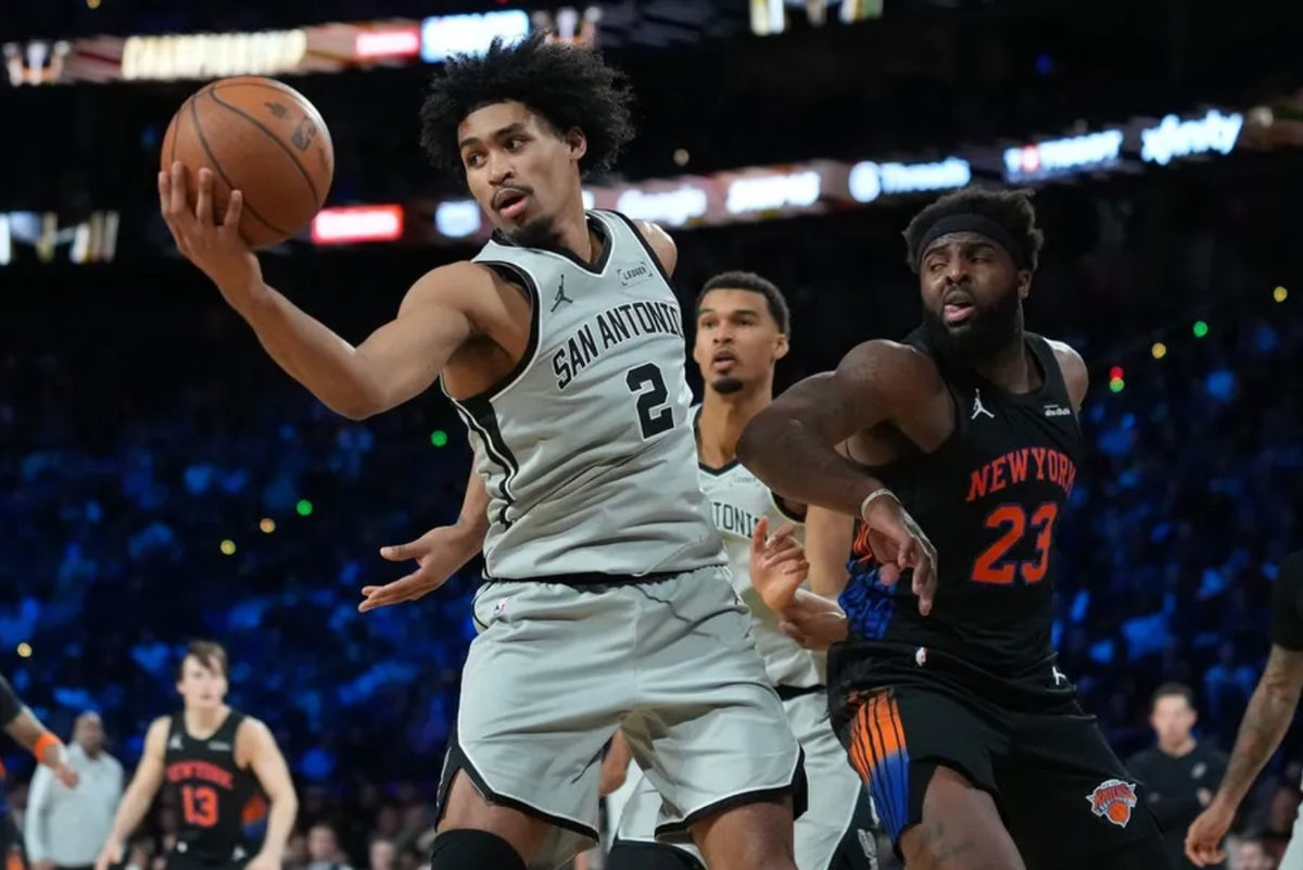 16 de diciembre de 2025; Las Vegas, Nevada, EE. UU.; El base de los San Antonio Spurs, Dylan Harper (2), captura un rebote contra los New York Knicks en la segunda mitad de la final de la Emirates NBA Cup en el T-Mobile Arena. Crédito obligatorio: Kirby Lee-Imagn Images.
