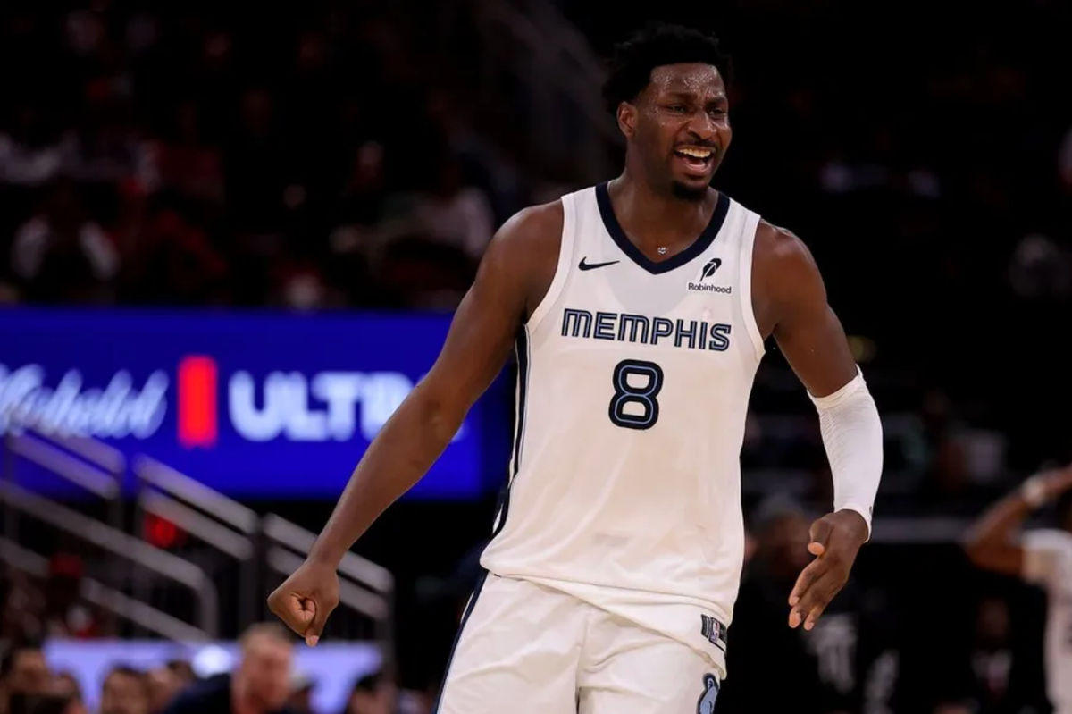 26 de enero de 2026; Houston, Texas, EE. UU.; El alero de los Memphis Grizzlies, Jaren Jackson Jr. (8), reacciona tras una canasta anotada contra los Houston Rockets durante el segundo cuarto en el Toyota Center. Crédito obligatorio: Erik Williams-Imagn Images