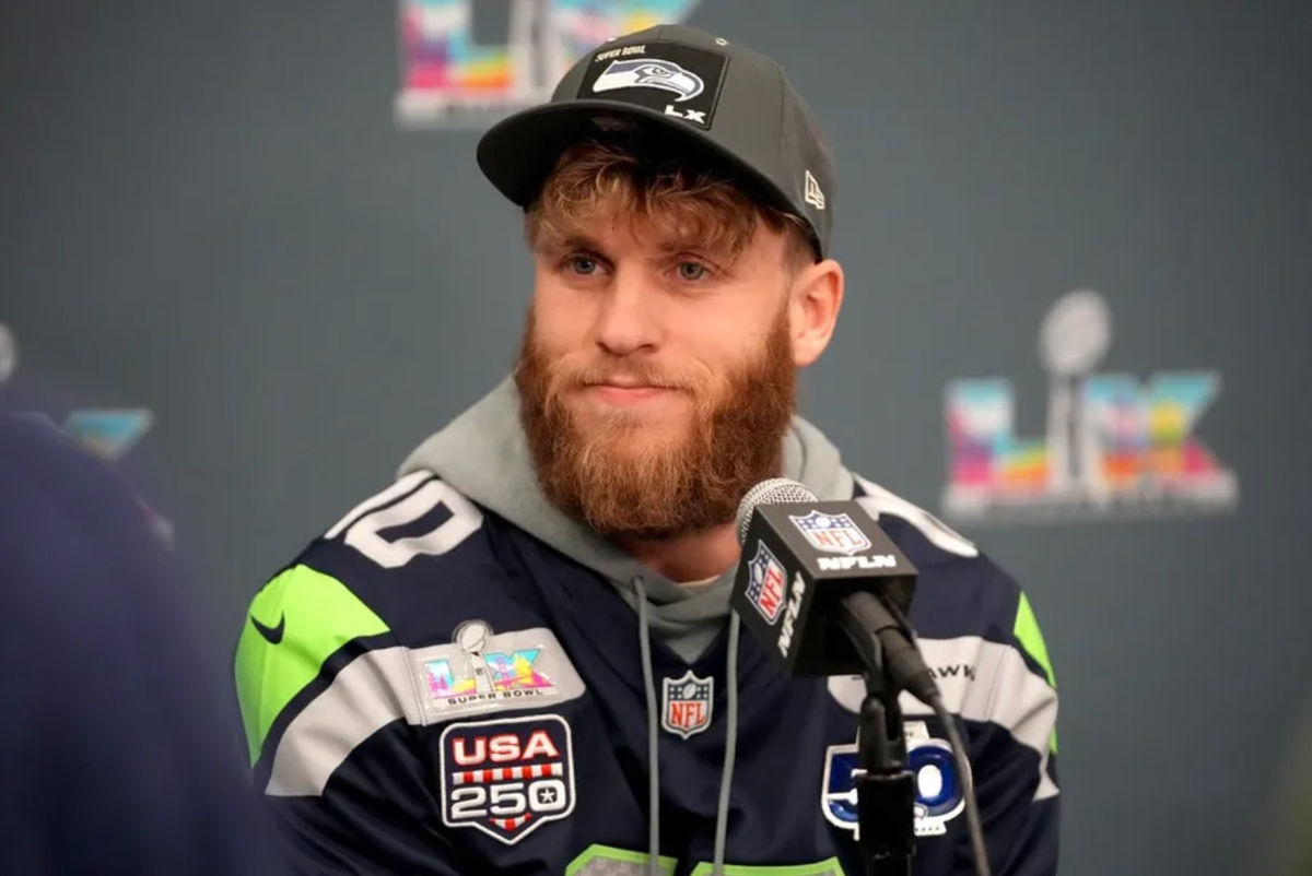 4 de febrero de 2026; San José, CA, EE. UU.; El receptor abierto de los Seattle Seahawks, Cooper Kupp (10), habla con los medios en el Centro de Convenciones de San José. Crédito obligatorio: Cary Edmondson-Imagn Images