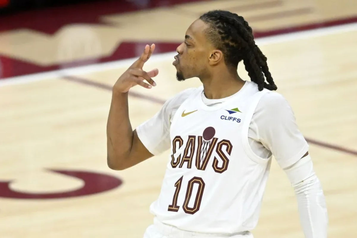 20 de abril de 2025; Cleveland, Ohio, EE. UU.; El base de los Cleveland Cavaliers, Darius Garland (10), celebra tras anotar un triple en el último cuarto en el Rocket Arena. Crédito obligatorio: David Richard-Imagn Images