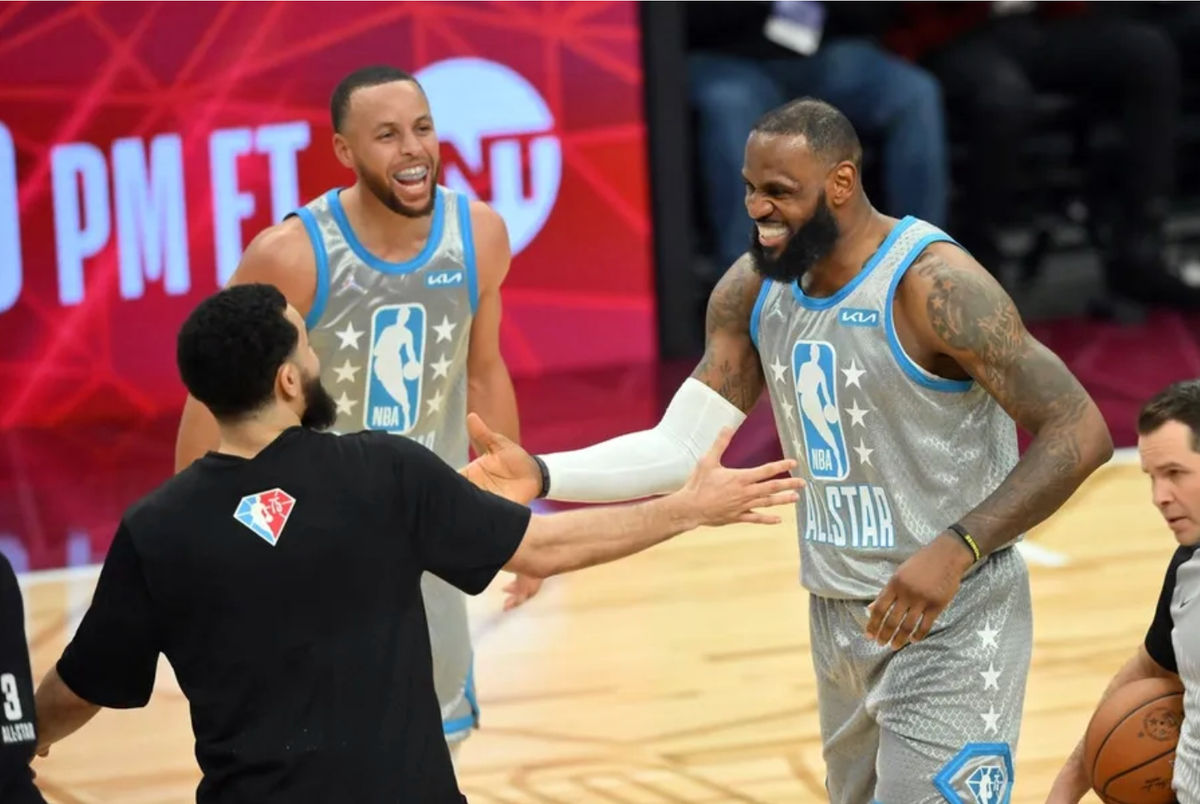 20 de febrero de 2022; Cleveland, Ohio, EE. UU.; El alero del equipo LeBron, LeBron James, celebra tras anotar el tiro ganador con el base Stephen Curry (30) y el base Fred VanVleet (23) durante el Juego de las Estrellas de la NBA 2022 en el Rocket Mortgage FieldHouse. Crédito obligatorio: David Richard-Imagn Images.
